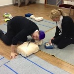 Övning med defibrillator på provdocka  med personal från Mc Donalds.