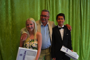 Cornelia Glans och Jonathan Julkunen mottar stipendiet av Lions President  Bo Gülich som gratulerar till utmärkelsen.