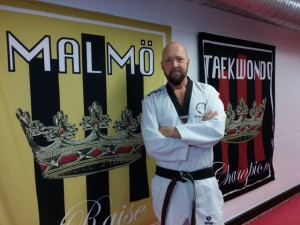 Tommy Karlsson från KFUM Malmö Taekwondo, instruktör i kvinnligt självförsvar