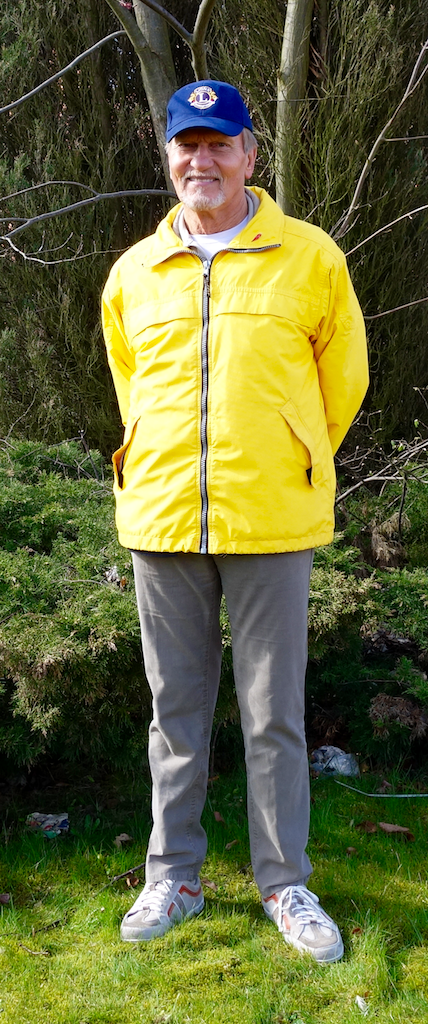 Bild på Ingvar Ahlström som är president i Staffanstorp Lions Club. Ingvar har Lions gula jacka och blå keps.