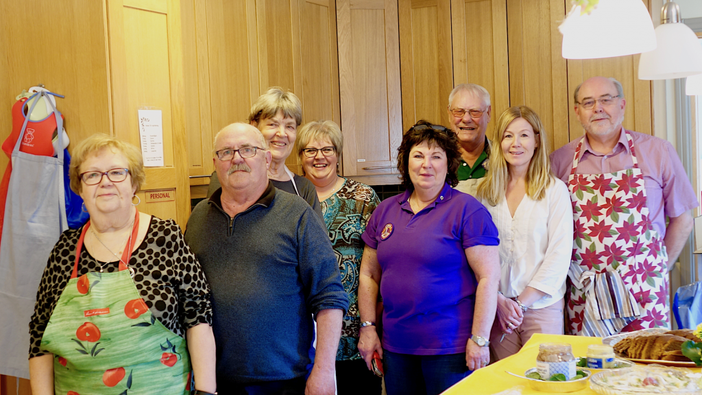 Vi som lagade maten är från Staffanstorp Lions Club och vi heter: Från vänster: Kerstin Åström, Peter Åström, Majlis Aurér, Camilla Andersson, Ritwa Liljeblad, sven Oredsson, Jenni Norén och Leif Persson. Foto: Leif Persson