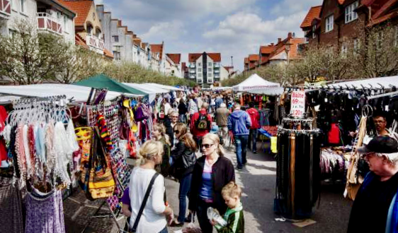 Folkvimmel bland marknadsstånden på Storgatan i Staffanstorp